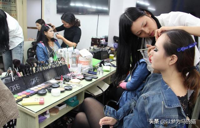 女生高中毕业不读大学，学这6门“手艺”不会过时，容易找工作
