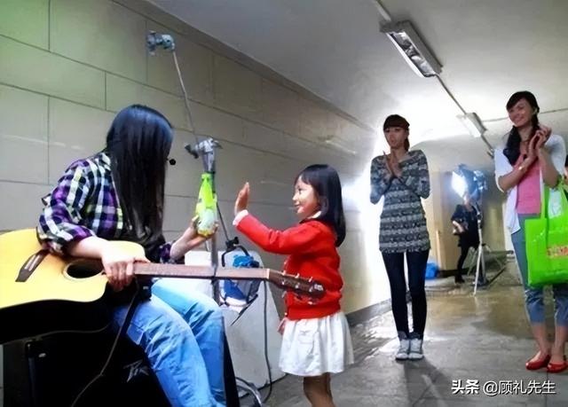 13岁辍学,20岁登上春晚,后来身价过亿的西单女孩,现在怎么样了