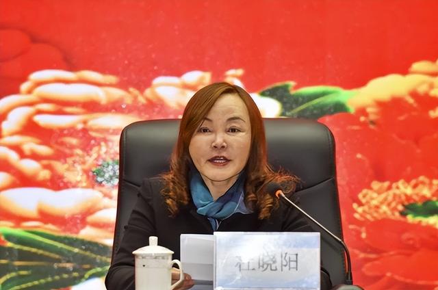 重庆“美女巨贪”被揪出：50岁仍爱年轻小伙，被抓后跪地求饶