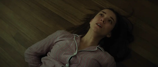 女孩被囚禁在房间,双手钉在墙上,为了活命她只能屈服!惊悚片