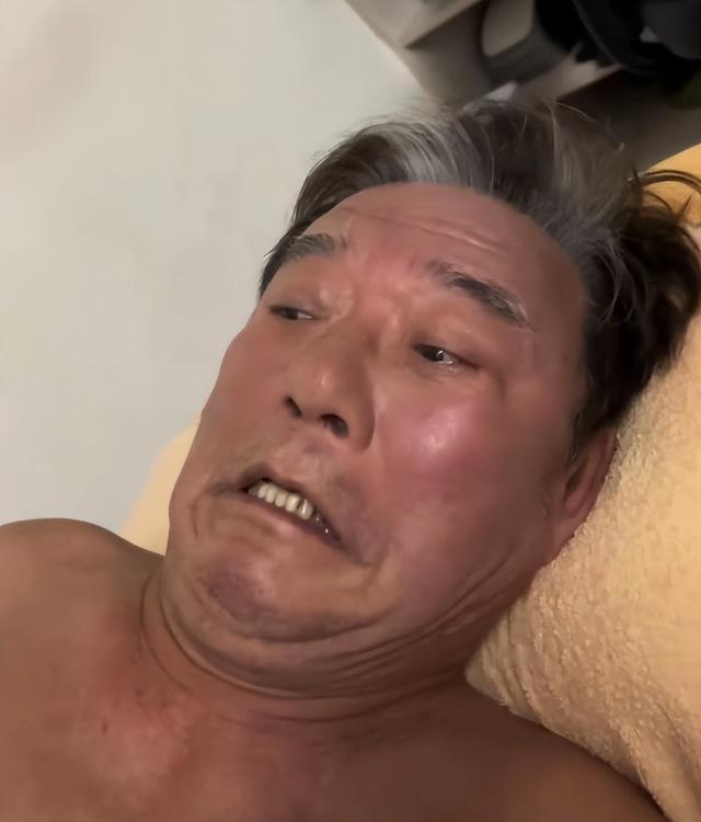 李立群行为又引热议，按摩时拍视频露臀部，女助理在旁帮忙拉裤子