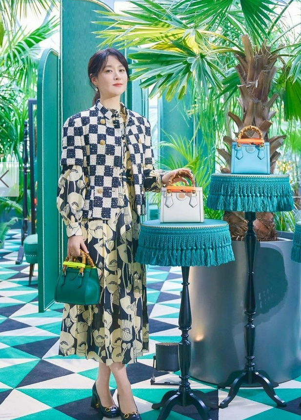 五六十岁的女人，“中粗跟鞋+裙子”，提升穿衣档次又巧妙增高