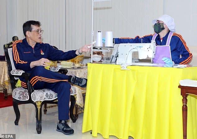 泰王携妻子到军团检查个人防护装备,士兵匍匐在地,迎接两人到来
