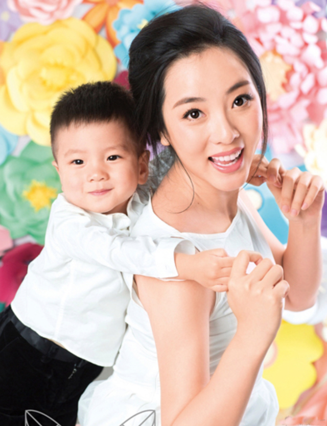 李思思：央视历届最年轻的女主持，事业巅峰嫁给初恋三年生二胎