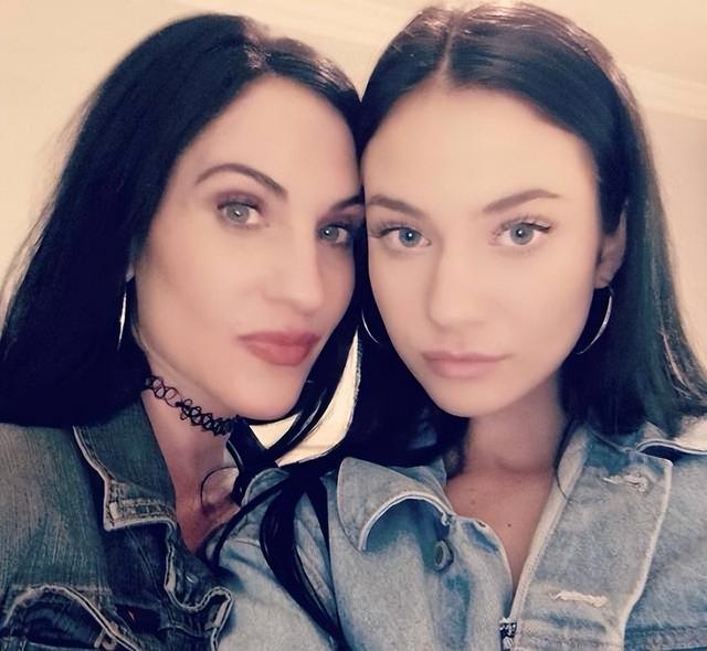 美女们一丝不挂就出门了,竟无人看出这是画的,网友:行为艺术吧