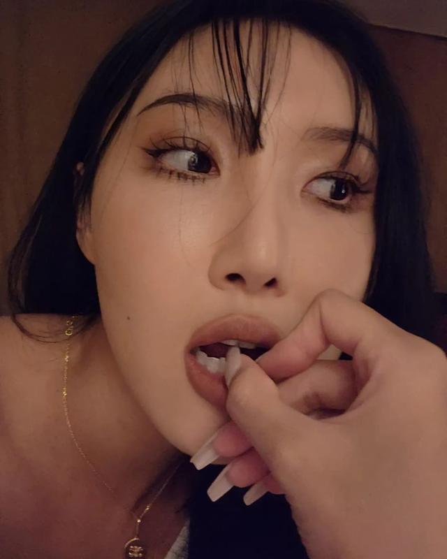 27岁华莎的T恤时尚,秀健康结实身材,古铜色肌肤,优越骨盆认证
