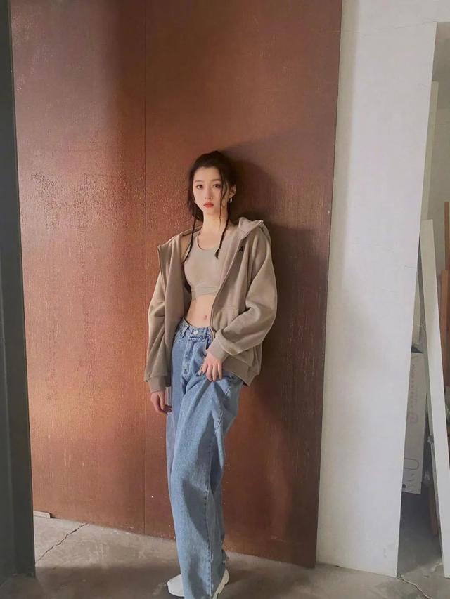 “国民闺女”关晓彤大秀美腿“赢麻了”，黑色薄纱又纯又欲