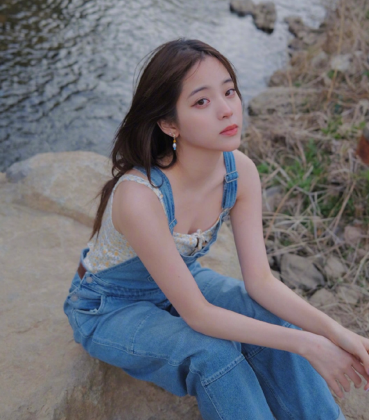 风格大变！欧阳娜娜穿碎花吊带搭配背带裤，却被质疑“没穿内衣”