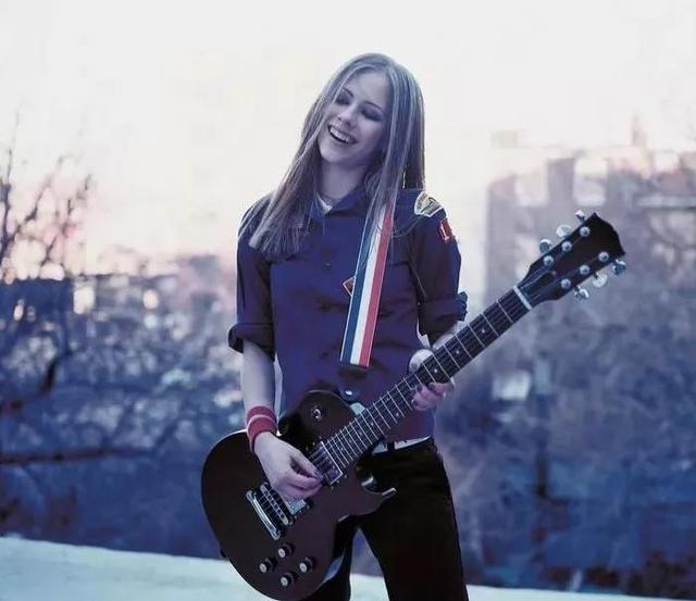 公开私人号码获7亿点击，淡妆美上热搜，还是当年的朋克女孩