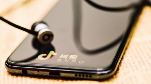 抖音容易受伤的女人男版在哪听 王闻容易受伤的女人完整歌词