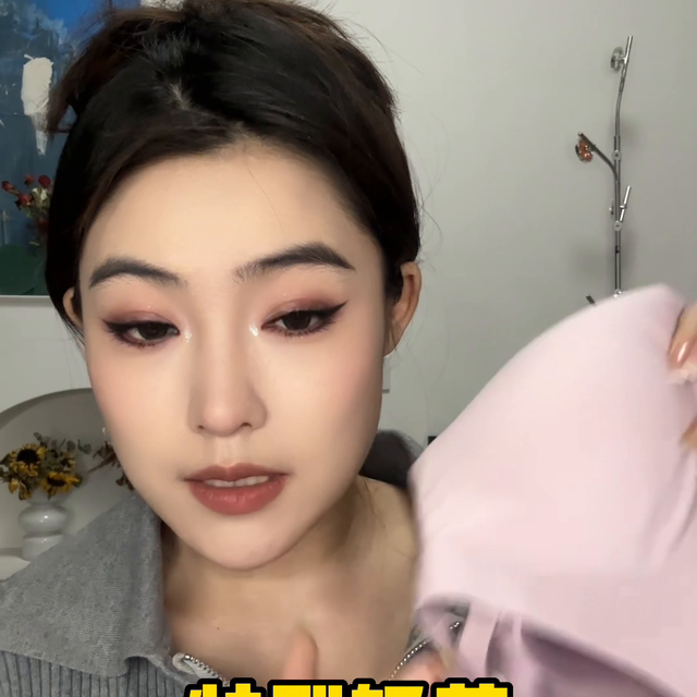 文案:大胸美女夏天的快乐怎么能少的了一件维密呢!#维多...