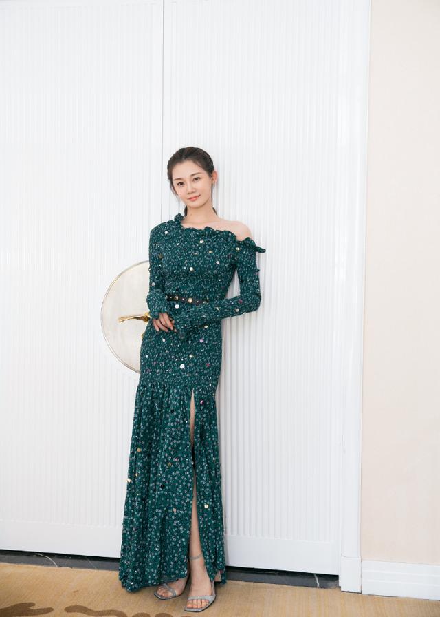 郑恺娇妻苗苗高调走机场，健美裤秀纤细小鸟腿，产后小肚腩消失