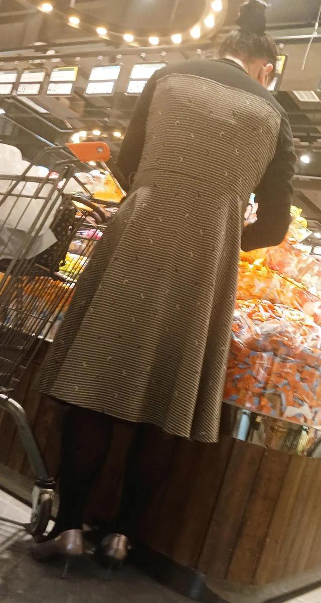 银色高跟鞋美女