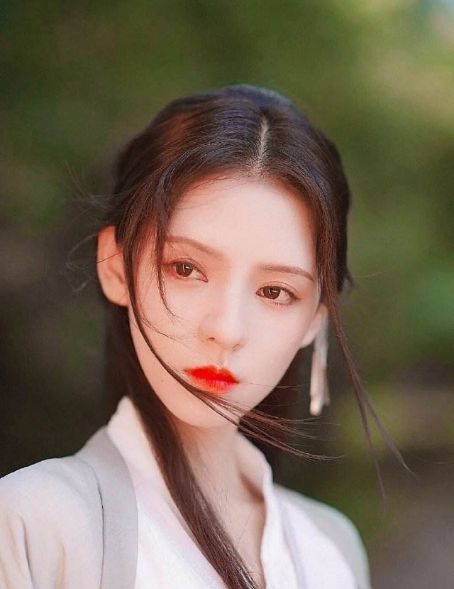 盘点进入娱乐圈的10位女网红：白鹿踏实认真，赵露思俏皮搞笑