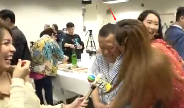 曾志伟庆70岁生日，被多位美女轮流亲吻，一脸笑容不躲闪