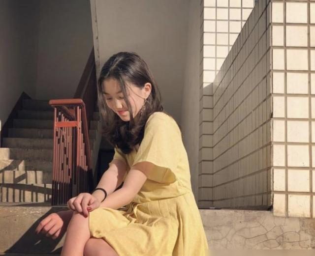 王菲女儿李嫣气质变成熟！穿黑丝秀筷子腿，眉眼神似爸爸李亚鹏