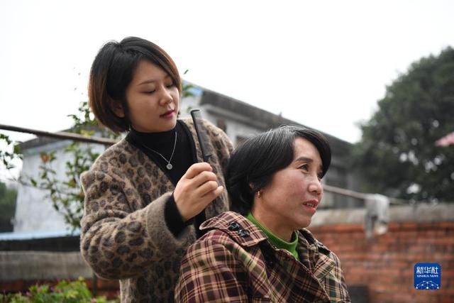 “80后”化妆师免费为农村女性化妆造型点亮自信