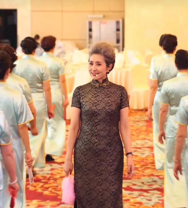 63岁的世界旗袍冠军奶奶曹美丽,真的是中国奶奶的骄傲