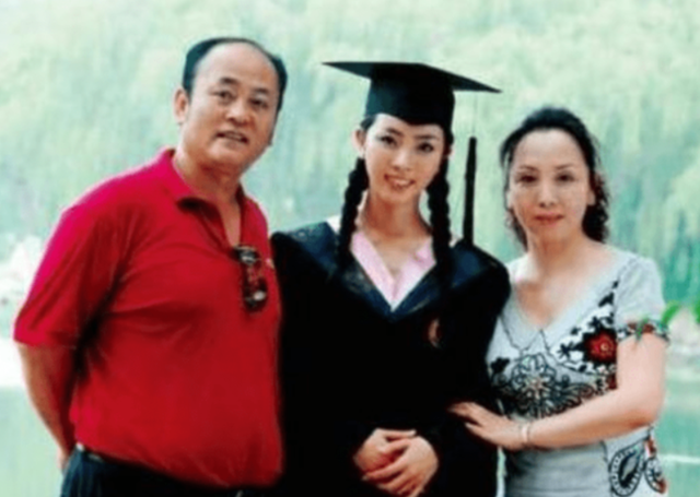 李思思：央视历届最年轻的女主持，事业巅峰嫁给初恋三年生二胎