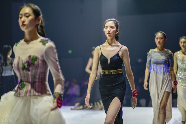 吸睛！00后美女秀性感身材，比拼泳装展示超模风采