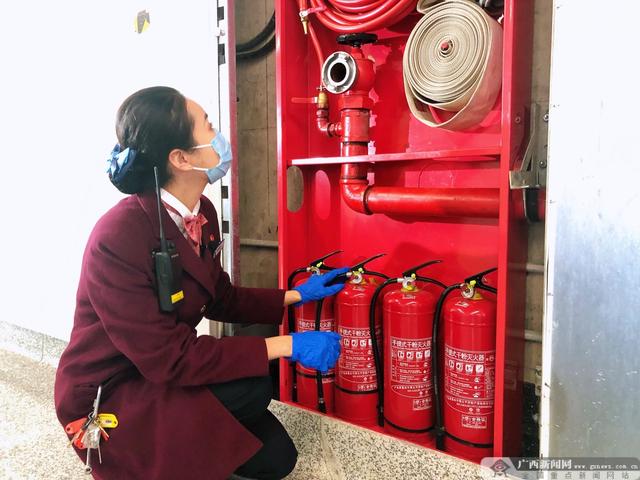 【新春走基层】春节仍坚守一线的南宁地铁5号线“全能美女管家”