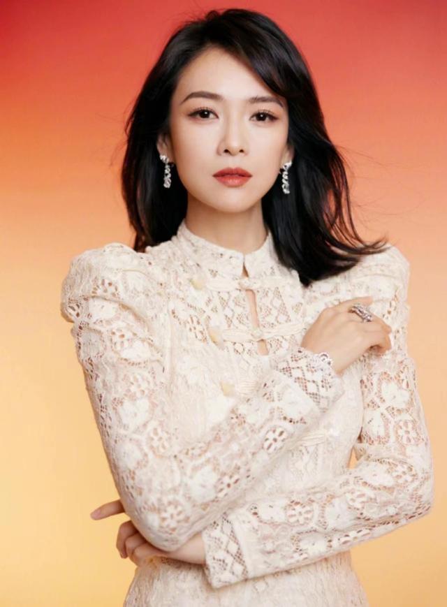 43岁章子怡宣布确诊新冠，嘟嘴卖萌精致似少女，症状温和状态不错