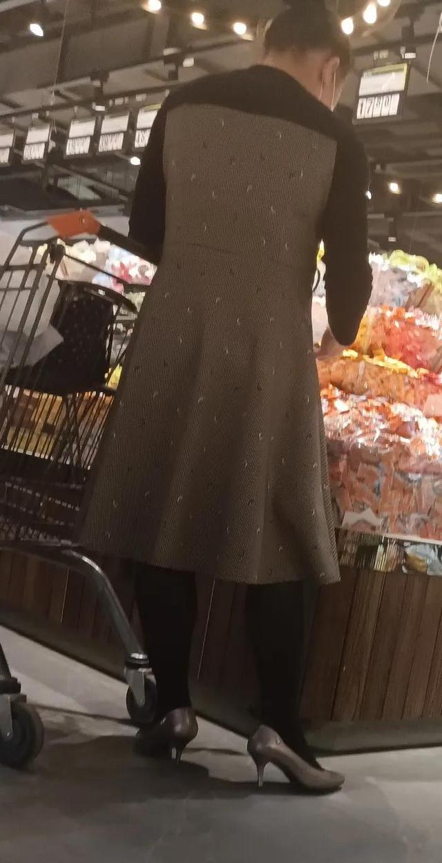 银色高跟鞋美女