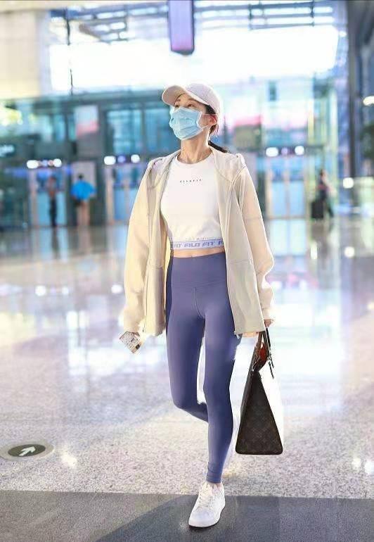 郑恺娇妻苗苗高调走机场，健美裤秀纤细小鸟腿，产后小肚腩消失