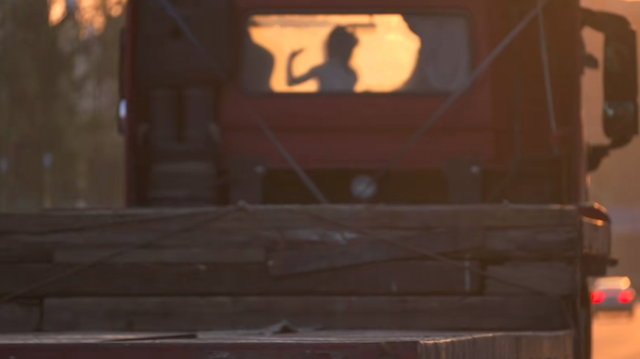 治愈网友的“夕阳下货车跳舞小女孩”找到了！对话其父：长期在外跑车 谈起女儿多次内疚落泪