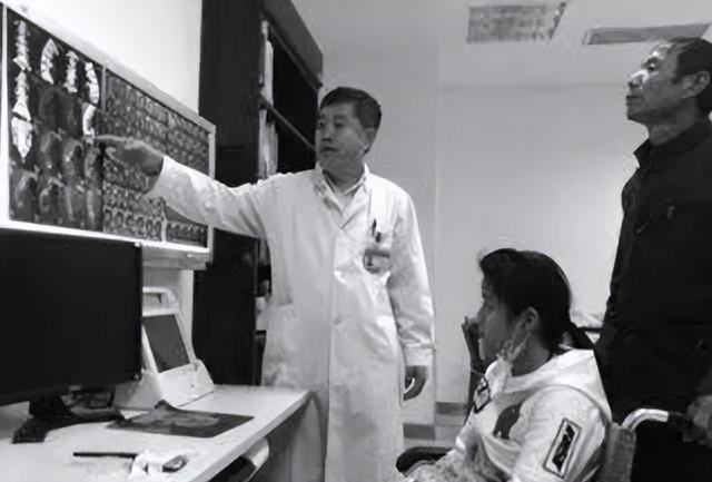 1997年辽宁35岁男子捡到“云朵女婴”，24年过去，她像鲜花一样美