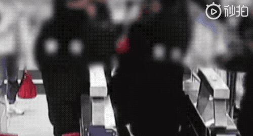 女学生持刀进地铁，还踢民警裆！