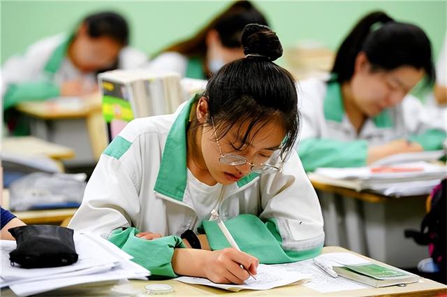 高考志愿填报：适合偏理科女生选择的3类专业，看有你喜欢的没有