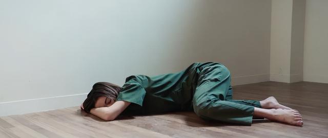 女孩被囚禁在房间,双手钉在墙上,为了活命她只能屈服!惊悚片