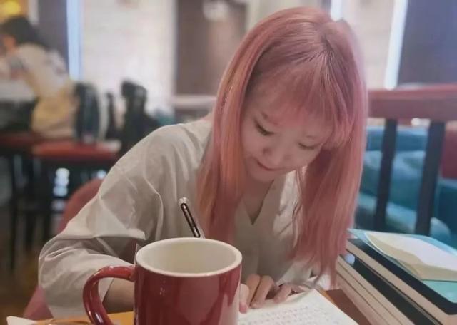 “陪酒女，夜店美女！”95后女孩保研后染粉色头发后被网暴？