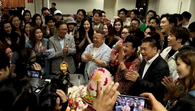 曾志伟庆70岁生日，被多位美女轮流亲吻，一脸笑容不躲闪