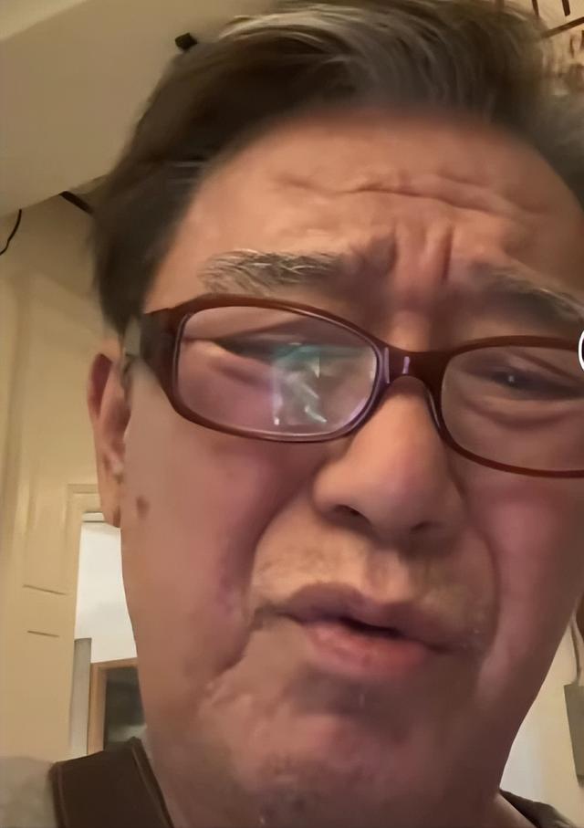 李立群行为又引热议，按摩时拍视频露臀部，女助理在旁帮忙拉裤子