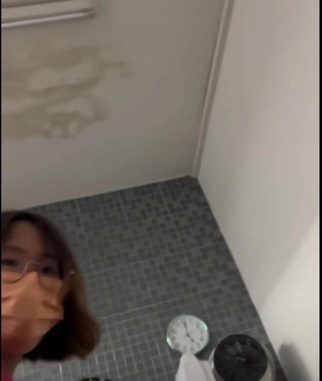 李立群行为又引热议，按摩时拍视频露臀部，女助理在旁帮忙拉裤子