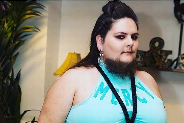 13岁就长胡子的女子每天刮两次胡子，现在却开始喜欢蓄胡子了