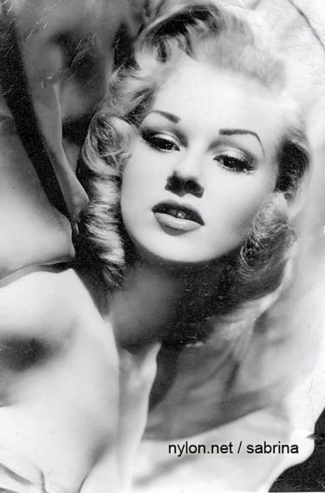 她是红极一时的“英国梦露”，因金发大胸被狂热追捧，却悲惨死去