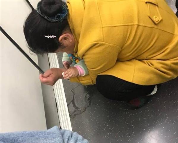家长抱女童在地铁车厢撒尿弄脏乘客行李:“小孩憋不住”