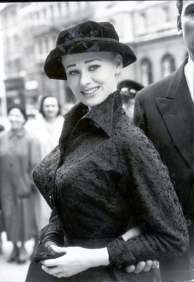 她是红极一时的“英国梦露”，因金发大胸被狂热追捧，却悲惨死去