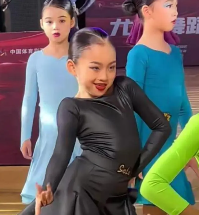 女孩跳舞视频走红，穿着性感动作大胆，网友：小学生扮熟女擦边？