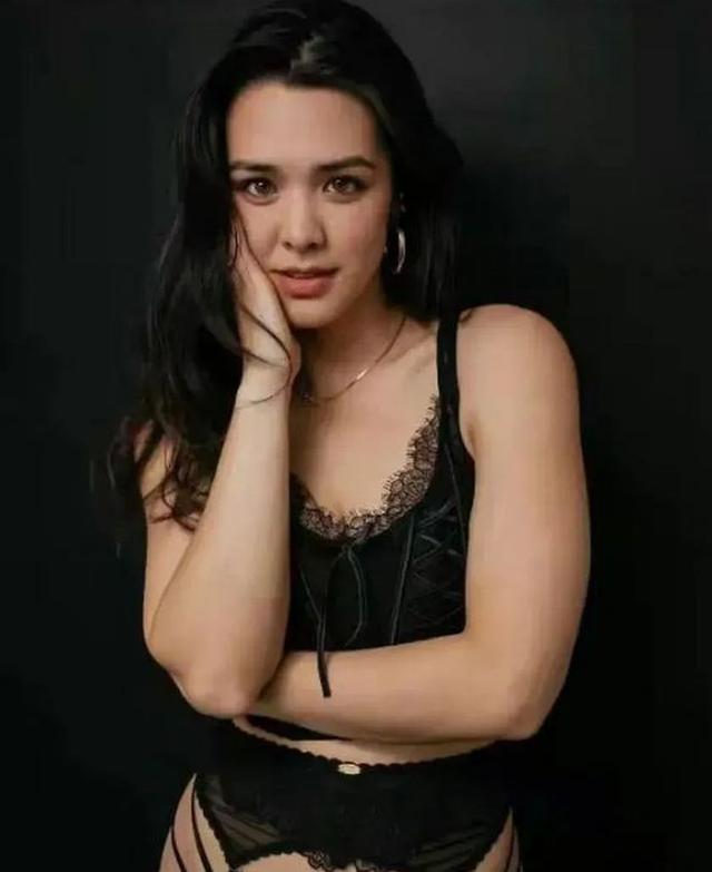 钟丽缇女儿放飞自我，公开换装露性感内衣，网友嘲讽：得老妈遗传