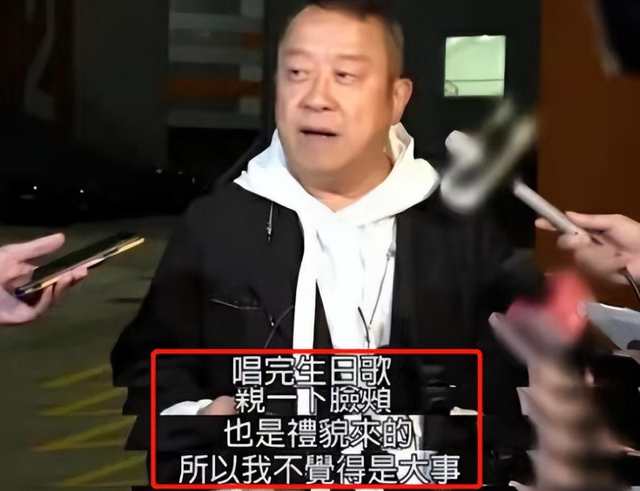 曾志伟庆70岁生日，被多位美女轮流亲吻，一脸笑容不躲闪
