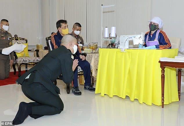 泰王携妻子到军团检查个人防护装备,士兵匍匐在地,迎接两人到来