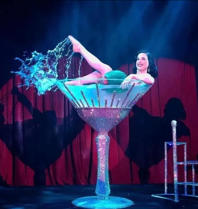 全球最贵的脱衣舞娘：身价10个亿，曾来中国演出，一生为美而活