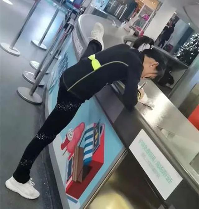 花滑少女张笑尘,中国最年轻花滑运动员,肯坚持就会有梦想