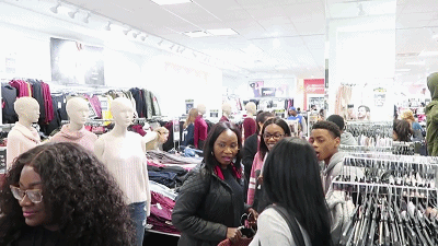 美女们一丝不挂就出门了,竟无人看出这是画的,网友:行为艺术吧