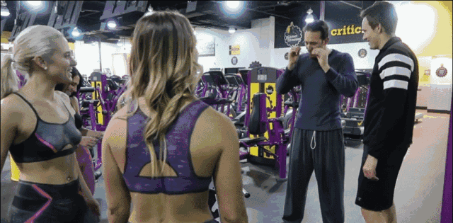 美女们一丝不挂就出门了,竟无人看出这是画的,网友:行为艺术吧