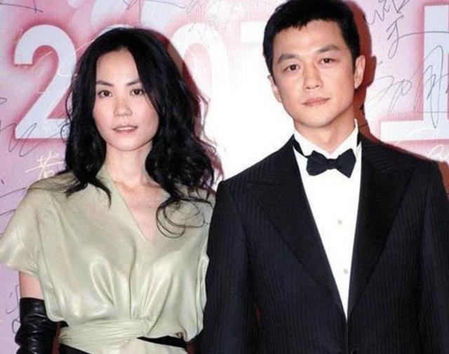 王菲女儿李嫣气质变成熟！穿黑丝秀筷子腿，眉眼神似爸爸李亚鹏